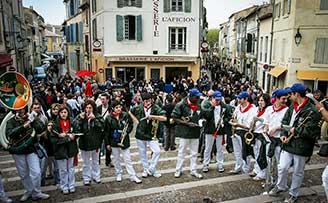 Une Bandas devant les arènes de Arles
