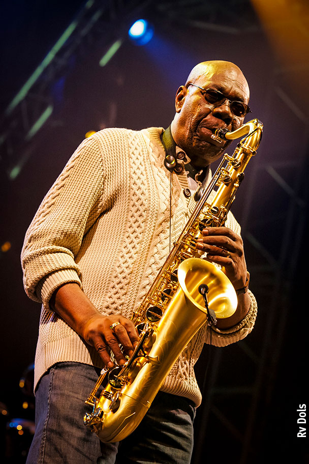 Manu Dibango dit Papa Groove saxophoniste et chanteur camerounais.