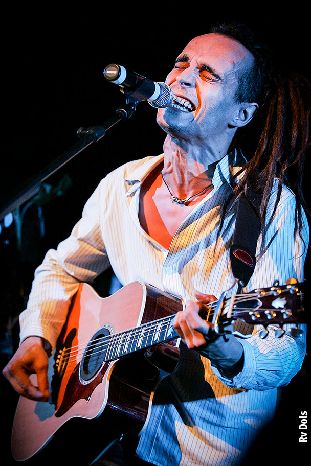 Le chanteur et guitariste du groupe Sinsemilia Riké.