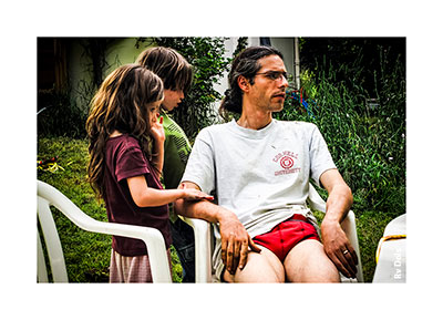 Le père et deux enfants.