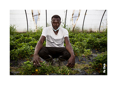Un paysan dans accroupi.