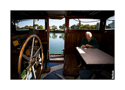 Un batelier dans sa péniche.