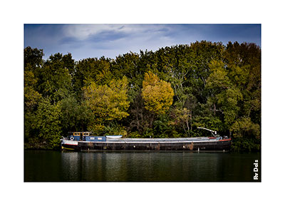 Péniche sur le Rhône dans le vaucluse en Avignon.