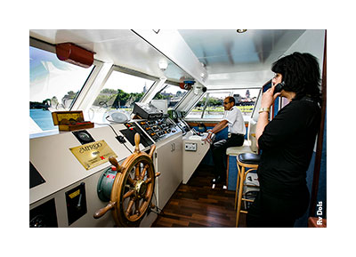 Poste de pilotage du bateau.