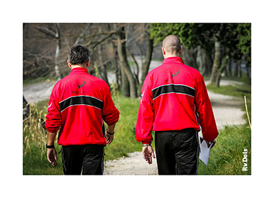 Instreucteurs de dos ils marchent.