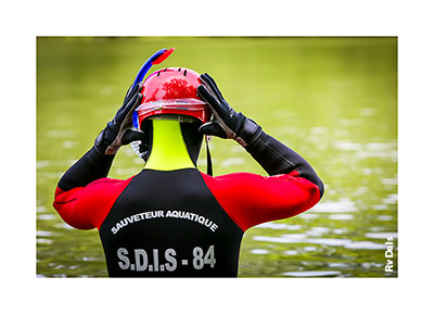 Le sauveteur aquatique se prépare.