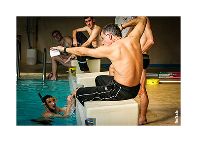 Instructeur à la piscine.
