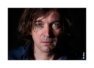 Portrait photo du chanteur CALI.