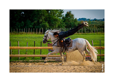 Acrobatie à cheval.