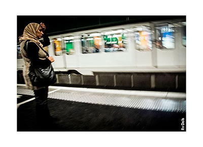 Le métro passe devant une femme.
