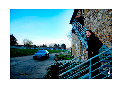 Des stagiaires qui descendent l'escalier.