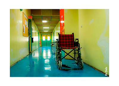 Fauteuil roulant dans un couloir du CRP.