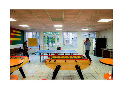Salle de jeu pour les stagiaires.