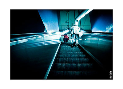 La montée en escalator vers la sortie du métro.