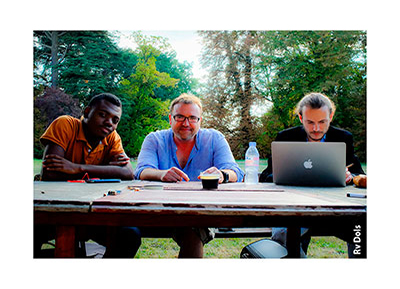 Trois stagiaires à table dehors.